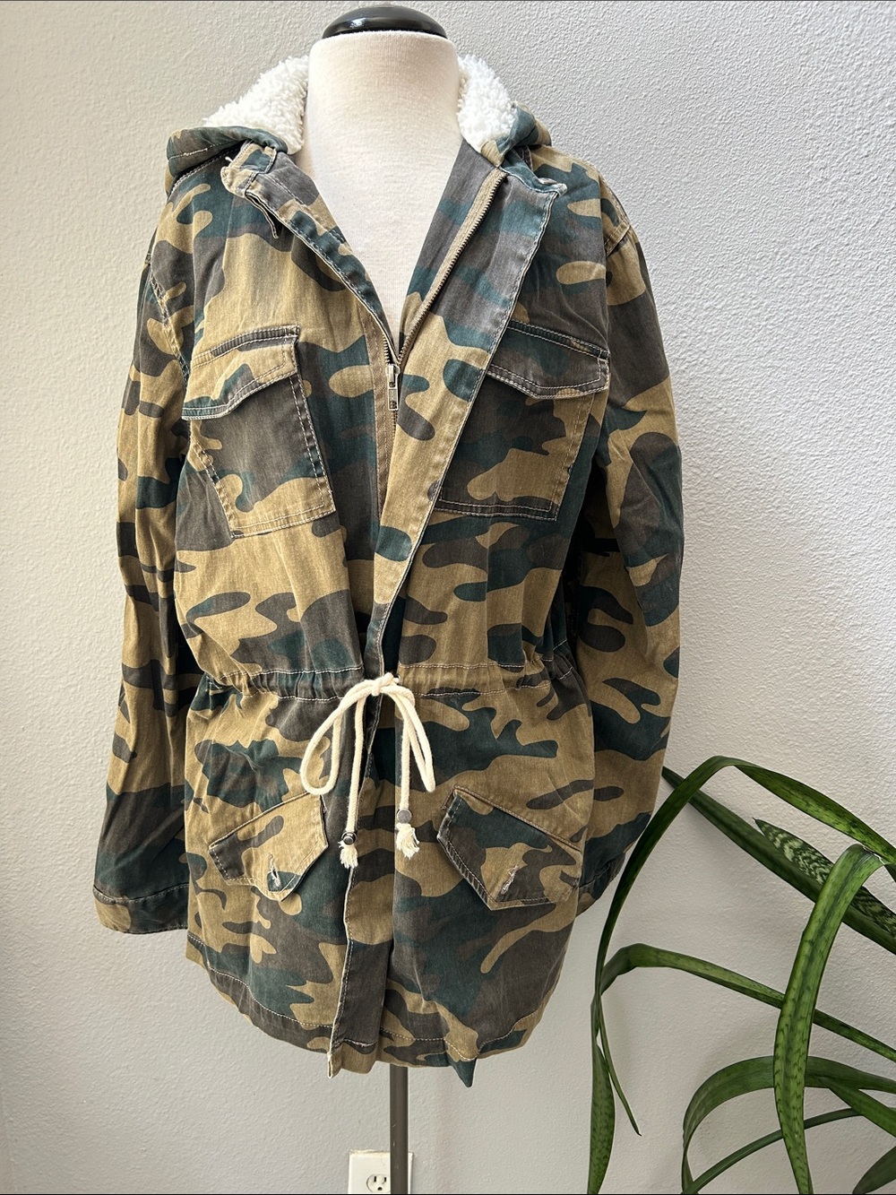 Jaywalker Anorak/Utility Camo Drawstring Jacket with Sherpa Hood Jacket L